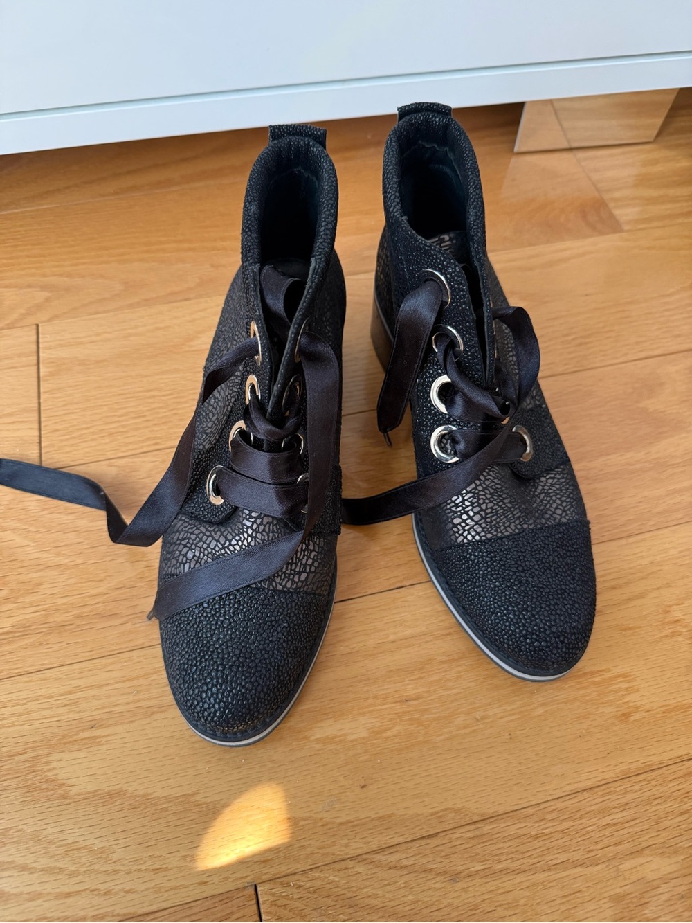 Un Tour en Ville (UTV) ankle lace up boots